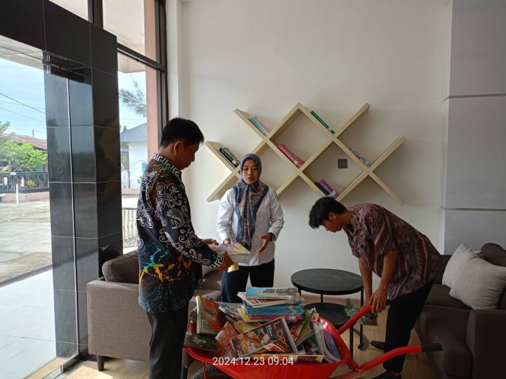 Giat, Senin 23 Desember 2024 Melaksanakan apel Senin dan memperingati hari Ibu di kelurahan sempaja barat di pimpin Kasi Ekobang dilanjutkan kebersihan di area pelayanan digital kelurahan.