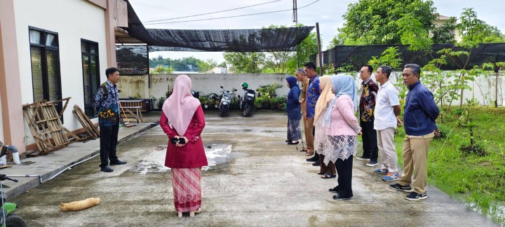 Giat, Senin 23 Desember 2024 Melaksanakan apel Senin dan memperingati hari Ibu di kelurahan sempaja barat di pimpin Kasi Ekobang dilanjutkan kebersihan di area pelayanan digital kelurahan.