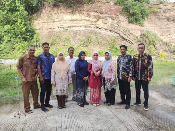 Giat, Senin 23 Desember 2024 Melaksanakan apel Senin dan memperingati hari Ibu di kelurahan sempaja barat di pimpin Kasi Ekobang dilanjutkan kebersihan di area pelayanan digital kelurahan.