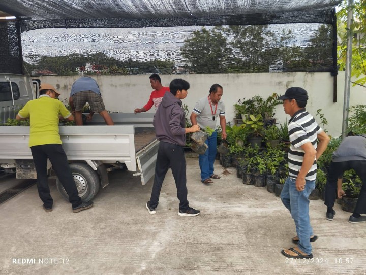 Giat, Jum'at 27 Desember 2024 Menerima Tanaman Lombok dari kecamatan Samarinda Utara ke Kelurahan Sempaja Barat untuk Dasawisma RT se-kelurahan sempaja barat & Menghadiri Rapat Program "Kartu Tetap Sasaran" di Dinas Perdagangan Kota Samarinda dihadiri Kasi Ekbang.