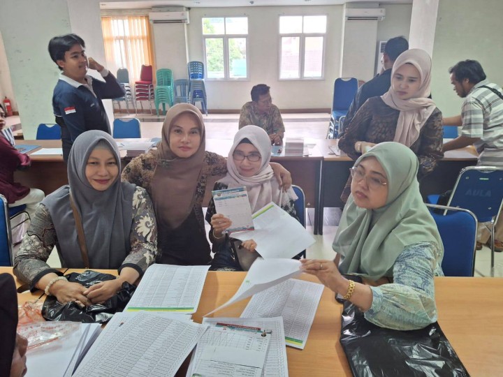 Giat, Jum'at 27 Desember 2024 Menerima Tanaman Lombok dari kecamatan Samarinda Utara ke Kelurahan Sempaja Barat untuk Dasawisma RT se-kelurahan sempaja barat & Menghadiri Rapat Program "Kartu Tetap Sasaran" di Dinas Perdagangan Kota Samarinda dihadiri Kasi Ekbang.
