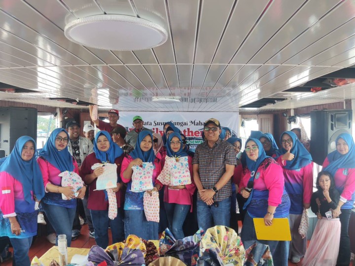 Giat, Sabtu 28 Desember 2024 Melaksanakan liburan Family Gathering dan Menghabiskan waktu bersama keluarga besar Kantor Kelurahan Sempaja Barat bisa menjadi pengalaman yang berharga yang tidak akan terlupakan dan Menaiki kapal menyusuri Sungai Mahakam dihadiri Lurah, Seklur, Kasi Ekbang, ketu RT se-kelurahan sempaja barat, Ketua PKK beserta seluruh anggota PKK, Dasawisma RT, Ketua LPM.