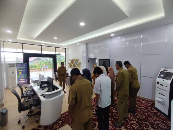 Giat, Senin 30 Desember 2024 Melaksanakan apel Senin pagi di kelurahan sempaja barat di pimpin oleh Seklur.