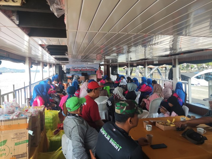 Giat, Senin 30 Desember 2024 Melaksanakan apel Senin pagi di kelurahan sempaja barat di pimpin oleh Seklur.