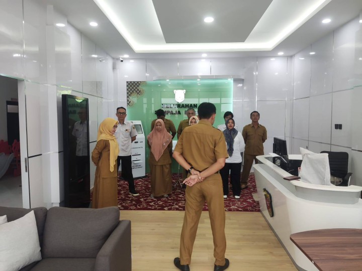 Giat, Senin 30 Desember 2024 Melaksanakan apel Senin pagi di kelurahan sempaja barat di pimpin oleh Seklur.