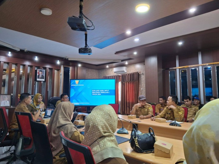 Giat, Selasa 7 Januari 2025 Menghadiri Rapat Hasil Evaluasi realisasi TW 4 Tahun 2024 di Ruang Rapat BAPERIDA Kota Samarinda Lt 2 dihadiri Kasi Ekbang dan Kasi Kesra.