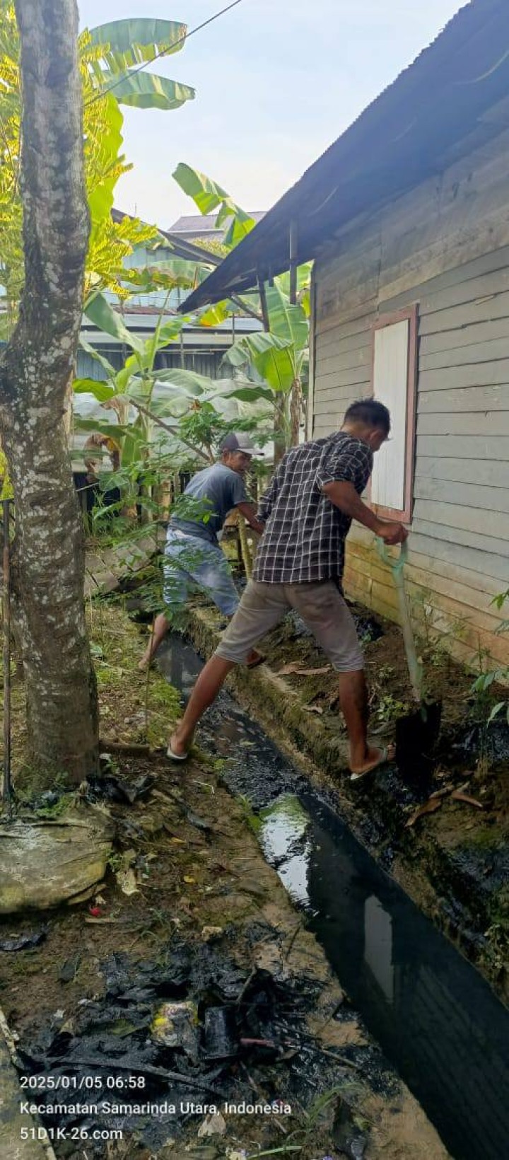 Giat, Minggu 05 Januari 2025 Melakukan kegiatan kebersihan Gotong Royong di lingkungan RT Jl. KH Wahid Hasyim GG kalem RT 07 dan Jl KH Wahid Hasyim RT 12 di Sempaja Barat.