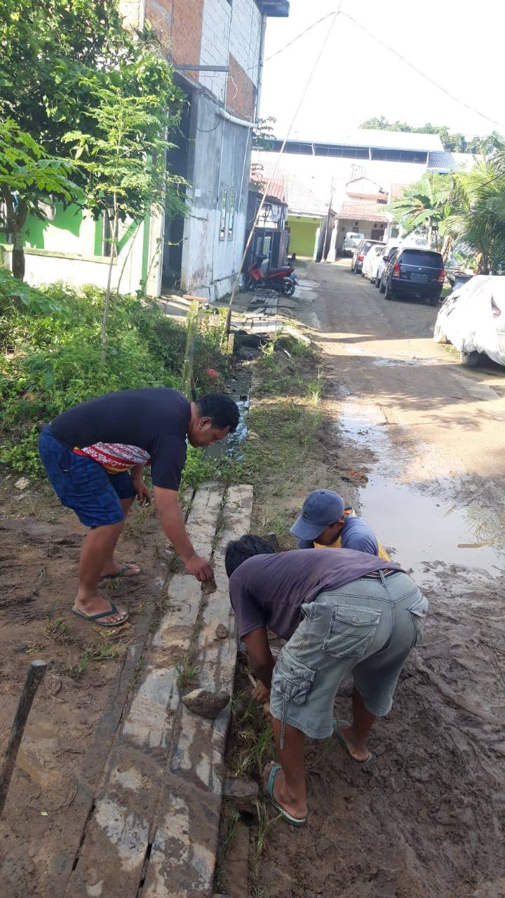 Giat, Minggu 05 Januari 2025 Melakukan kegiatan kebersihan Gotong Royong di lingkungan RT Jl. KH Wahid Hasyim GG kalem RT 07 dan Jl KH Wahid Hasyim RT 12 di Sempaja Barat.