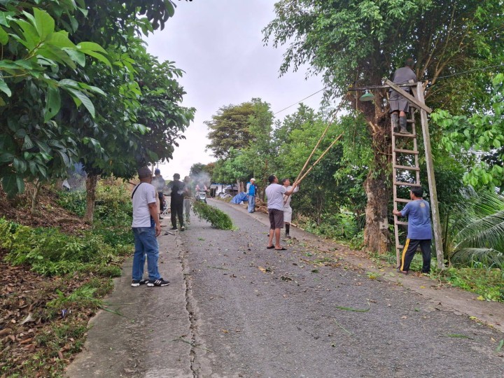 Giat, Minggu 12 Januari 2025 Monitoring Gotong Royong Kebersihan sekaligus tanam disekitaran pos Jaga, Lombok, Kunyit, tomat, kencur, serai,jahe, laos, jeruk, belimbing uluh Lingkungan di RT 04, RT 05, RT 06 dan RT 12 Kelurahan Sempaja Barat dihadiri Lurah, Kasi Ekbang, Kasi Kesra dan Ketua RT dan seluruh warga di lingkungan RT.