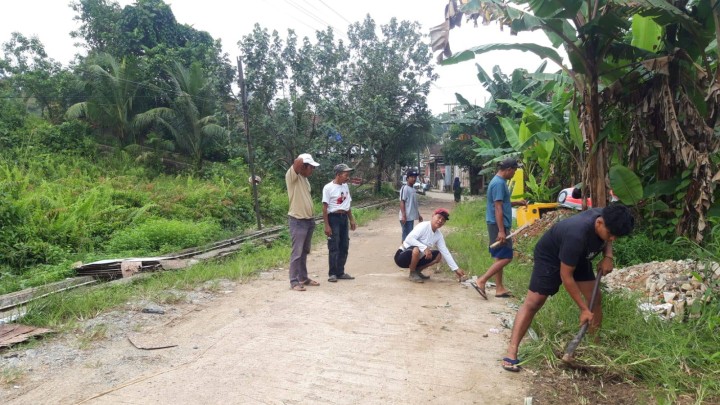 Giat, Minggu 12 Januari 2025 Monitoring Gotong Royong Kebersihan sekaligus tanam disekitaran pos Jaga, Lombok, Kunyit, tomat, kencur, serai,jahe, laos, jeruk, belimbing uluh Lingkungan di RT 04, RT 05, RT 06 dan RT 12 Kelurahan Sempaja Barat dihadiri Lurah, Kasi Ekbang, Kasi Kesra dan Ketua RT dan seluruh warga di lingkungan RT.