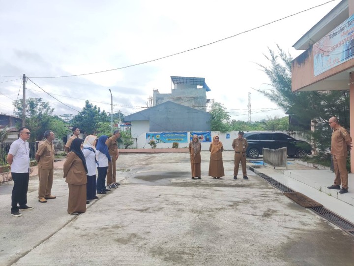 Giat, Senin 13 Januari 2025 Melaksanakan apel Senin pagi di kelurahan sempaja barat dipimpin Kasi Tapem.