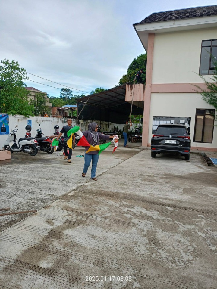 Giat, Jum'at 17 Januari 2025 Melaksanakan kerja bakti dan memasang umbul-umbul dilingkungan kelurahan sempaja barat dalam Rangka Menyambut HUT Kota Samarinda & Peninjauan lahan dan bangunan (pendaftaran IMTN) di wilayah RT. 01 dan RT. 04 dihadiri Kasi Tapem beserta staf.