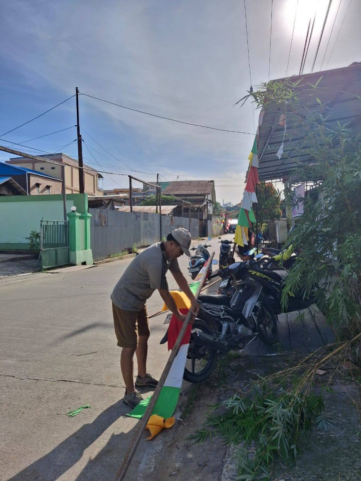 Giat, Minggu 19 Januari 2025 Melakukan kegiatan kebersihan Gotong Royong dan pemasangan umbul-umbul di lingkungan RT Perum TVRI Graha Asri RT 05 di kelurahan Sempaja Barat dihadiri Kasi Ekbang dan Kasi Kesra.