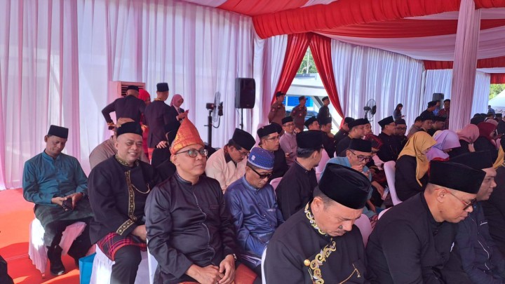 Giat, Selasa 21 Januari 2024 Menghadiri Upacara Peringatan Hari Jadi Kota Samarinda ke 357 dan HUT Kota Samarinda ke 65 di Lapangan Parkir GOR Segiri Samarinda dihadiri Lurah & Mengikuti Zoom Meeting Pemberian Informasi langsung kepada peserta jaminan kesehatan nasional (JKN) diikuti Kasi Kesra.