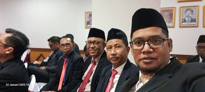 Giat, Rabu 22 Januari 2025 Menghadiri Rapat Paripurna DPRD Kota Samarinda Masa Persidangan 1 Tahun 2025 dengan Agenda Hari Jadi Kota Samarinda ke-357 dengan Tema "Samarinda Maju untuk Kota Peradaban" di Ruang Rapat Paripurna Lt 2 DPRD Kota Samarinda dihadiri Lurah.