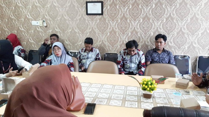 Giat, Kamis 23 Januari 2025 Pembersihan sampah, jalur sungai kecil Asrama ayu, RT. 06 oleh Truck DLH dihadiri Kasi Ekbang beserta staf dan Ketua RT 6 & Menghadiri Rapat Koordinasi di Kecamatan Samarinda Utara di Ruang Camat Samarinda Utara dihadiri Kasi Ekbang, Kasi Kesra dan Bendahara Pengeluaran Kelurahan.