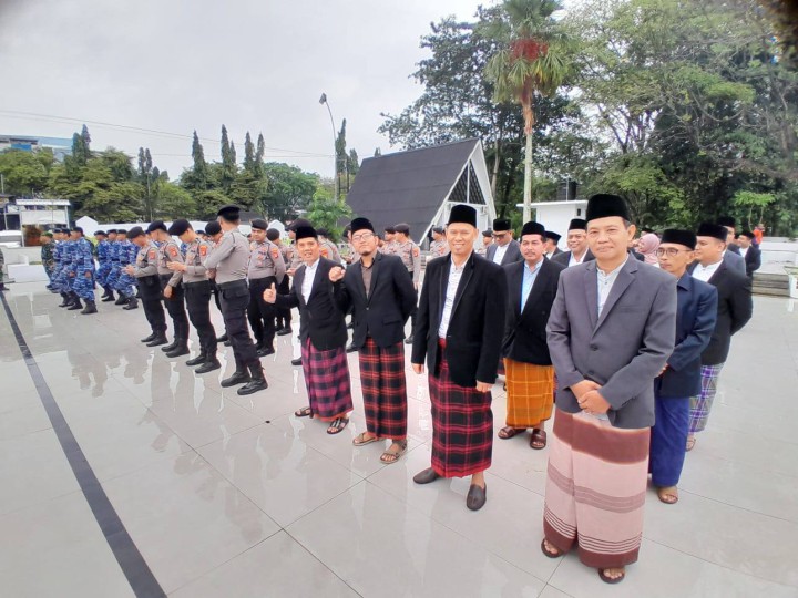 Giat, Jum'at 24 Januari 2025 Mengikuti Ziarah TMP dalam Rangka Hari Jadi Kota Samarinda ke 367 dan HUT Pemkot Samarinda ke 65 Tahun 2025 di Taman Makam Pahlawan jl Kesuma bangsa dihadiri Lurah.