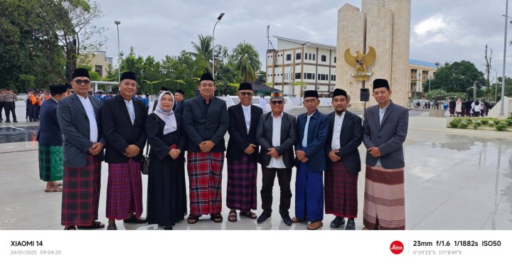 Giat, Jum'at 24 Januari 2025 Mengikuti Ziarah TMP dalam Rangka Hari Jadi Kota Samarinda ke 367 dan HUT Pemkot Samarinda ke 65 Tahun 2025 di Taman Makam Pahlawan jl Kesuma bangsa dihadiri Lurah.