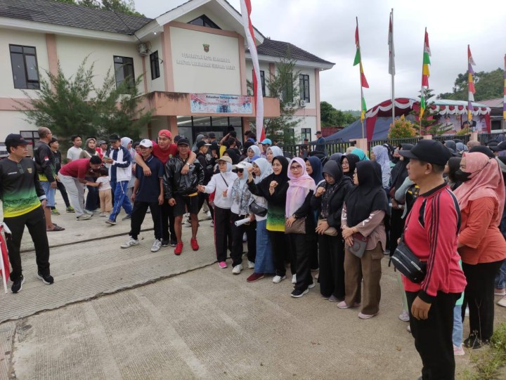 Giat, Minggu 26 Januari 2025 Kegiatan jalan santai pada Kelurahan Sempaja Barat dalam Rangka memeriahkan HUT Kota Samarinda ke 357 dan Pemerintah Kota Samarinda ke 65 sekaligus pemberian Donprize Jalan Santai hadiah Utama. Pembukaan Jalan Santai yang di pimpin oleh Bapak Sekretaris Lurah Sempaja Barat dengan memperingati HUT Kota Samarinda & Pemkot Samarinda. Terima kasih kepada seluruh warga Kelurahan Sempaja Barat atas partisipasi mengikuti dan memeriahkan.