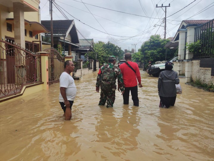 Giat, Rabu 29 Januari 2025 Meninjau lokasi langsung dan warga masyarakat yang terdampak banjir di RT 01 s/d RT 12 yang berada di lingkungan Kelurahan Sempaja Barat diakibatkan oleh Hujan yang sangat deras sehingga membuat volume air dan debit Air naik begitu tinggi hingga merendam beberapa wilayah RT kelurahan sempaja barat dihadiri oleh Lurah, Kasi Tapem beserta staf, Babinsa dan di dampingin seluruh Ketua RT.