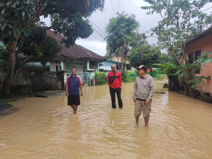 Giat, Rabu 29 Januari 2025 Meninjau lokasi langsung dan warga masyarakat yang terdampak banjir di RT 01 s/d RT 12 yang berada di lingkungan Kelurahan Sempaja Barat diakibatkan oleh Hujan yang sangat deras sehingga membuat volume air dan debit Air naik begitu tinggi hingga merendam beberapa wilayah RT kelurahan sempaja barat dihadiri oleh Lurah, Kasi Tapem beserta staf, Babinsa dan di dampingin seluruh Ketua RT.