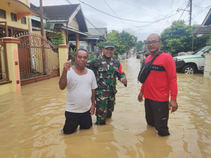 Giat, Rabu 29 Januari 2025 Meninjau lokasi langsung dan warga masyarakat yang terdampak banjir di RT 01 s/d RT 12 yang berada di lingkungan Kelurahan Sempaja Barat diakibatkan oleh Hujan yang sangat deras sehingga membuat volume air dan debit Air naik begitu tinggi hingga merendam beberapa wilayah RT kelurahan sempaja barat dihadiri oleh Lurah, Kasi Tapem beserta staf, Babinsa dan di dampingin seluruh Ketua RT.