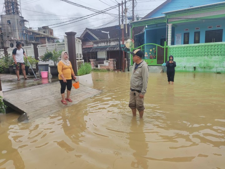 Giat, Rabu 29 Januari 2025 Meninjau lokasi langsung dan warga masyarakat yang terdampak banjir di RT 01 s/d RT 12 yang berada di lingkungan Kelurahan Sempaja Barat diakibatkan oleh Hujan yang sangat deras sehingga membuat volume air dan debit Air naik begitu tinggi hingga merendam beberapa wilayah RT kelurahan sempaja barat dihadiri oleh Lurah, Kasi Tapem beserta staf, Babinsa dan di dampingin seluruh Ketua RT.