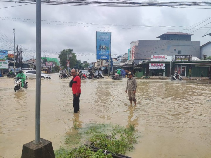 Giat, Rabu 29 Januari 2025 Meninjau lokasi langsung dan warga masyarakat yang terdampak banjir di RT 01 s/d RT 12 yang berada di lingkungan Kelurahan Sempaja Barat diakibatkan oleh Hujan yang sangat deras sehingga membuat volume air dan debit Air naik begitu tinggi hingga merendam beberapa wilayah RT kelurahan sempaja barat dihadiri oleh Lurah, Kasi Tapem beserta staf, Babinsa dan di dampingin seluruh Ketua RT.