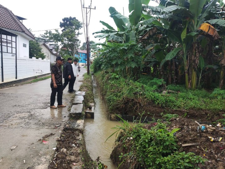 Giat, Kamis 30 Januari 2025 Peninjauan kelapangan dengan Dinas PUPR mengenai normalisasi wilayah susuran sungai di wilayah kelurahan sempaja barat dihadiri Lurah, Kasi Tapem beserta staf.