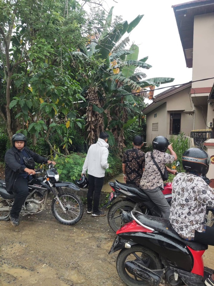 Giat, Kamis 30 Januari 2025 Peninjauan kelapangan dengan Dinas PUPR mengenai normalisasi wilayah susuran sungai di wilayah kelurahan sempaja barat dihadiri Lurah, Kasi Tapem beserta staf.