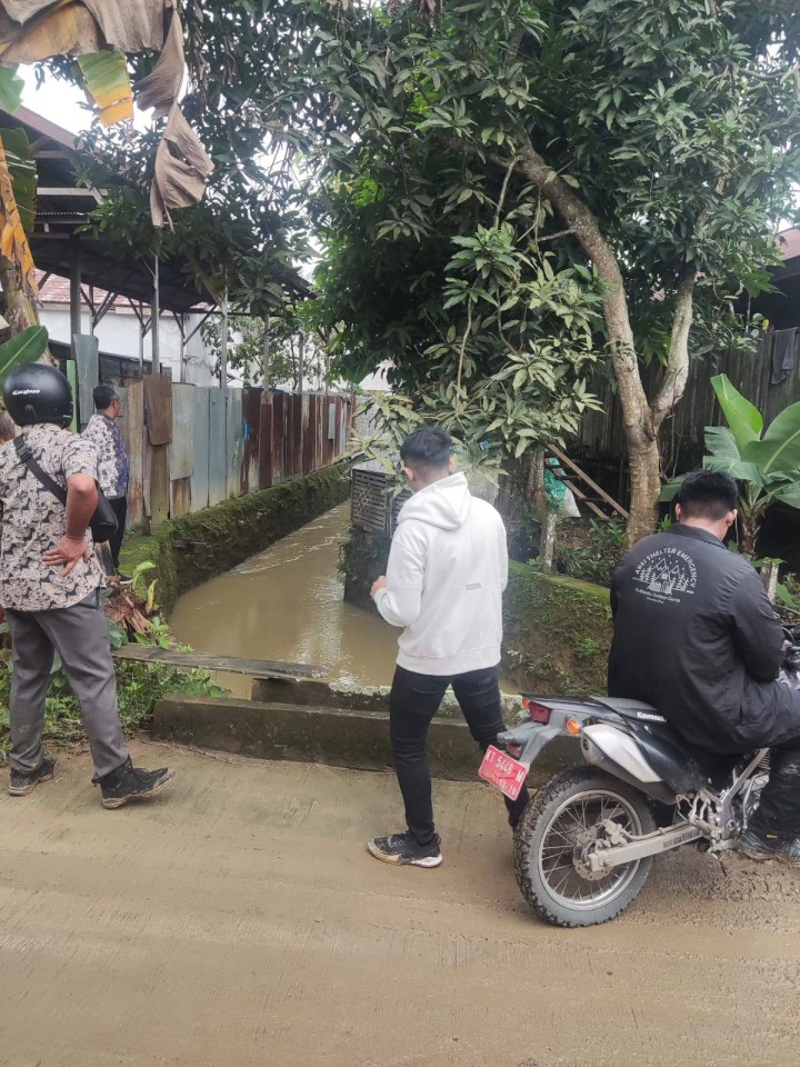 Giat, Kamis 30 Januari 2025 Peninjauan kelapangan dengan Dinas PUPR mengenai normalisasi wilayah susuran sungai di wilayah kelurahan sempaja barat dihadiri Lurah, Kasi Tapem beserta staf.