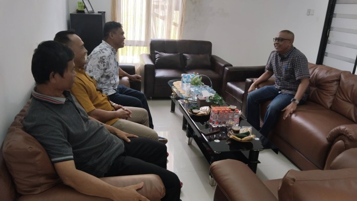 Giat, Jum'at 31 Januari 2025 Mendapatkan kunjungan dari Kelurahan Singa Geweh, Kecamatan Sanggata Selatan, Kabupaten Kutai Timur di sambut baik dengan Lurah & Kedatangan dari Dinas Perkim Kota Samarinda untuk membahas RTLH (Rumah Tidak Layak Huni) dgn Kasi Tapem.