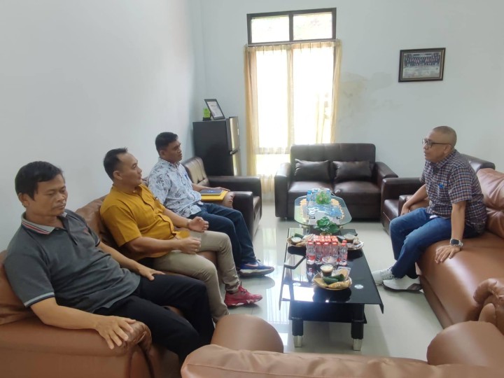 Giat, Jum'at 31 Januari 2025 Mendapatkan kunjungan dari Kelurahan Singa Geweh, Kecamatan Sanggata Selatan, Kabupaten Kutai Timur di sambut baik dengan Lurah & Kedatangan dari Dinas Perkim Kota Samarinda untuk membahas RTLH (Rumah Tidak Layak Huni) dgn Kasi Tapem.