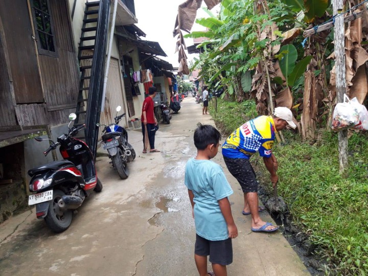 Giat, Minggu 02 Februari 2025 Melaksanakan kerja bakti rutin dilingkungan Jl KH Wahid Hasyim RT 12 pada kelurahan sempaja barat.