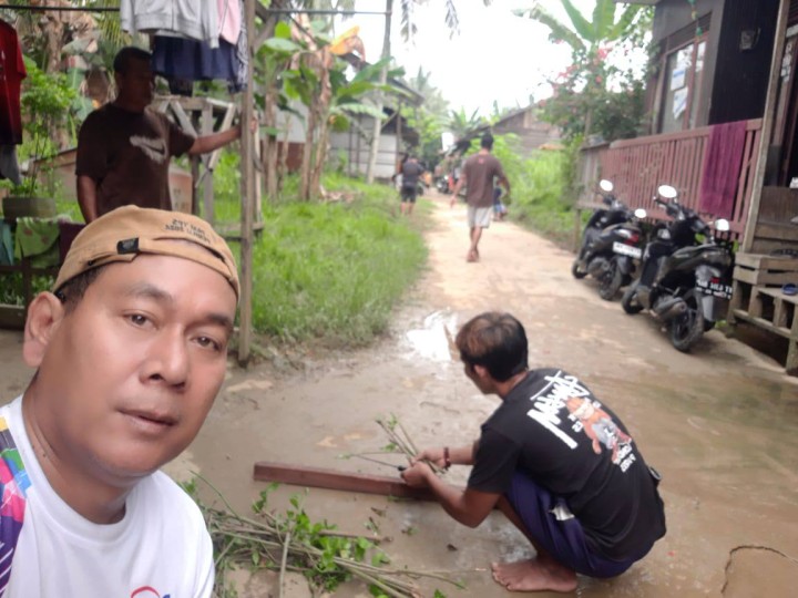 Giat, Minggu 02 Februari 2025 Melaksanakan kerja bakti rutin dilingkungan Jl KH Wahid Hasyim RT 12 pada kelurahan sempaja barat.