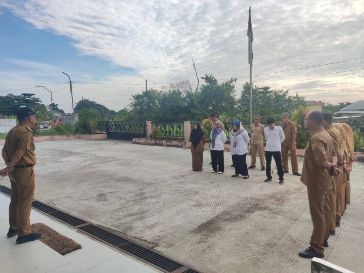 Giat, Senin 03 Februari 2025 Melaksanakan apel Senin pagi di kelurahan sempaja barat dipimpin oleh Lurah.