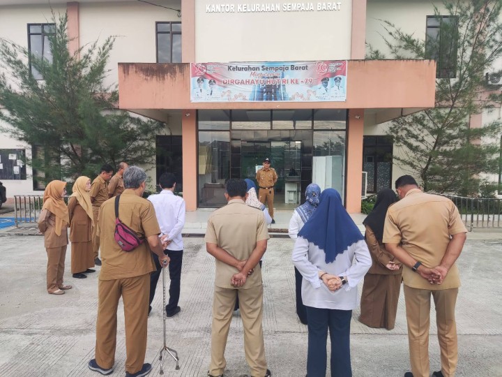 Giat, Senin 03 Februari 2025 Melaksanakan apel Senin pagi di kelurahan sempaja barat dipimpin oleh Lurah.