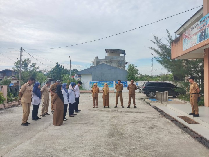 Giat, Senin 03 Februari 2025 Melaksanakan apel Senin pagi di kelurahan sempaja barat dipimpin oleh Lurah.