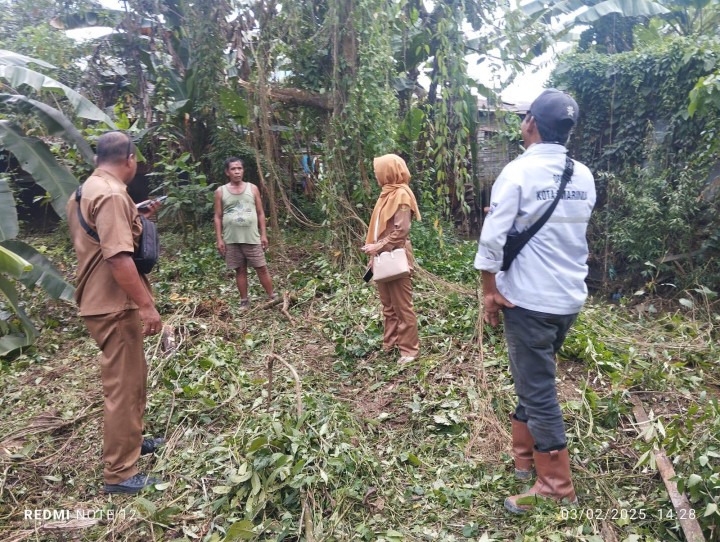 Giat sore, Senin 03 Februari 2025 Monitoring kegiatan Normalisasi Sungai Alam di Wilayah Asrama Ayu di Perum pinang mas RT 06 dihadiri Kasi Tapem dan Kasi Ekbang beserta staf.
