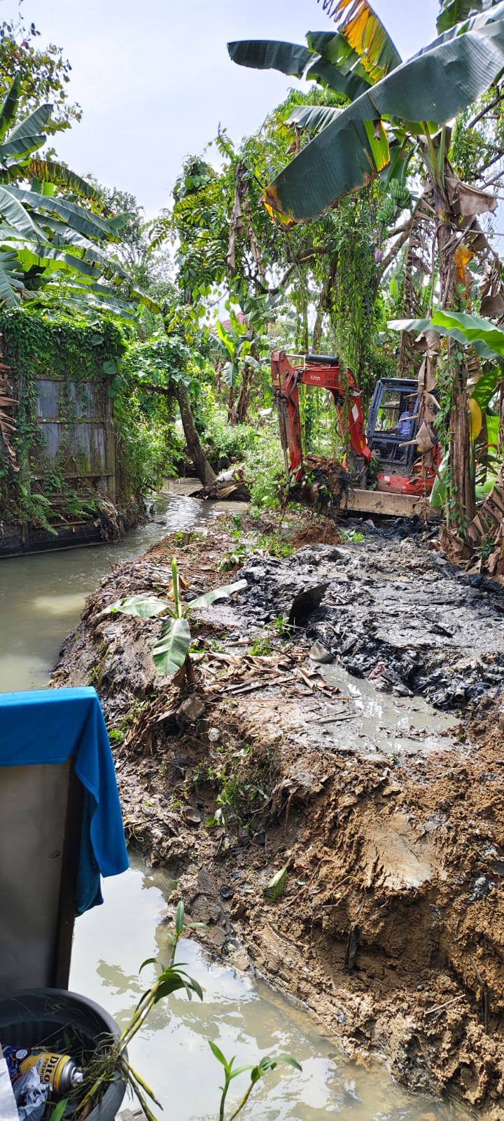 Giat, Selasa 04 Februari 2025 Monitoring kegiatan Pengerukan Sungai kecil wilayah RT. 07 menuju wil. Rt. 06 belakang Posyandu Bintang dihadiri Staf Ekobang.