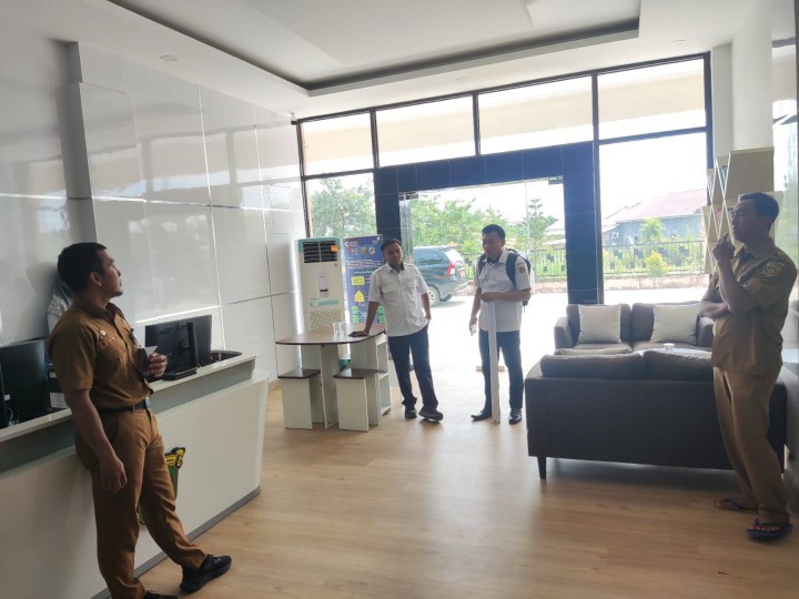 Giat, Selasa 04 Februari 2025 Kedatangan dari Disdukcapil Kota Samarinda untuk memberikan spanduk di terima oleh Staf Tapem.
