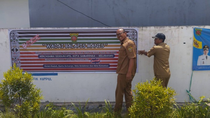 Giat, Selasa 04 Februari 2025 Kedatangan dari Disdukcapil Kota Samarinda untuk memberikan spanduk di terima oleh Staf Tapem.