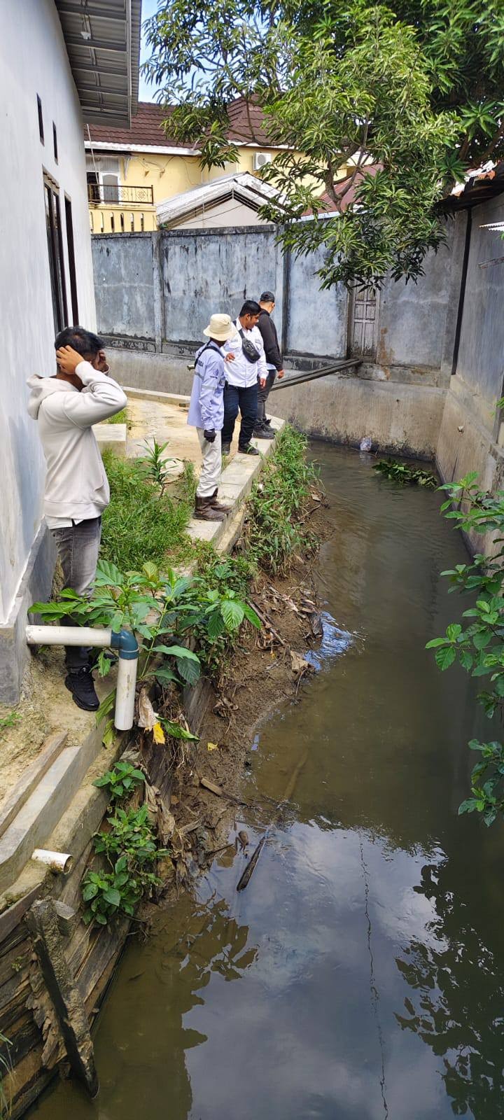 Giat, Rabu 05 Februari 2025 Monitoring kegiatan Pengerukan Sungai kecil wilayah RT. 07 menuju wil. Rt. 06 belakang Posyandu Bintang dihadiri Dinas PUPR dan Kasi Ekbang beserta Staf.