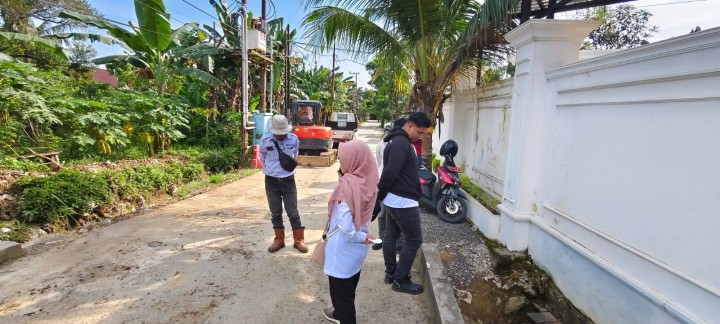 Giat, Rabu 05 Februari 2025 Monitoring kegiatan Pengerukan Sungai kecil wilayah RT. 07 menuju wil. Rt. 06 belakang Posyandu Bintang dihadiri Dinas PUPR dan Kasi Ekbang beserta Staf.