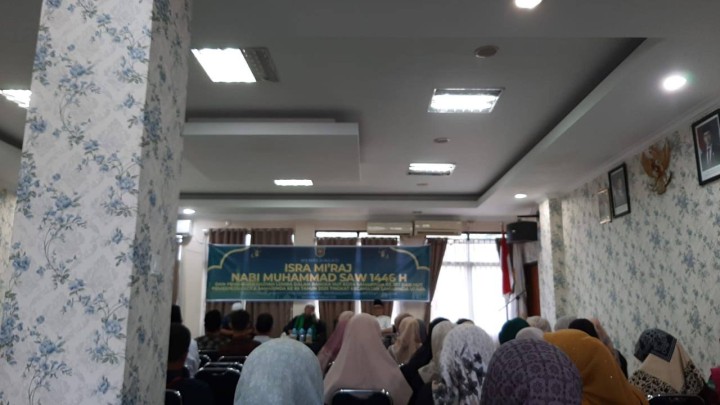Giat, Jum'at 07 Februari 2025 Menghadiri Isra Miraj Nabi Muhammad Saw 1446 H di Kecamatan Samarinda Utara sekaligus menerima piala lomba membuat nasi goreng dalam rangka HUT Pemkot Samarinda selamat kepada ibu kader yg telah mengikuti di Aula Kecamatan Samarinda Utara dihadiri Kasi Kesra.