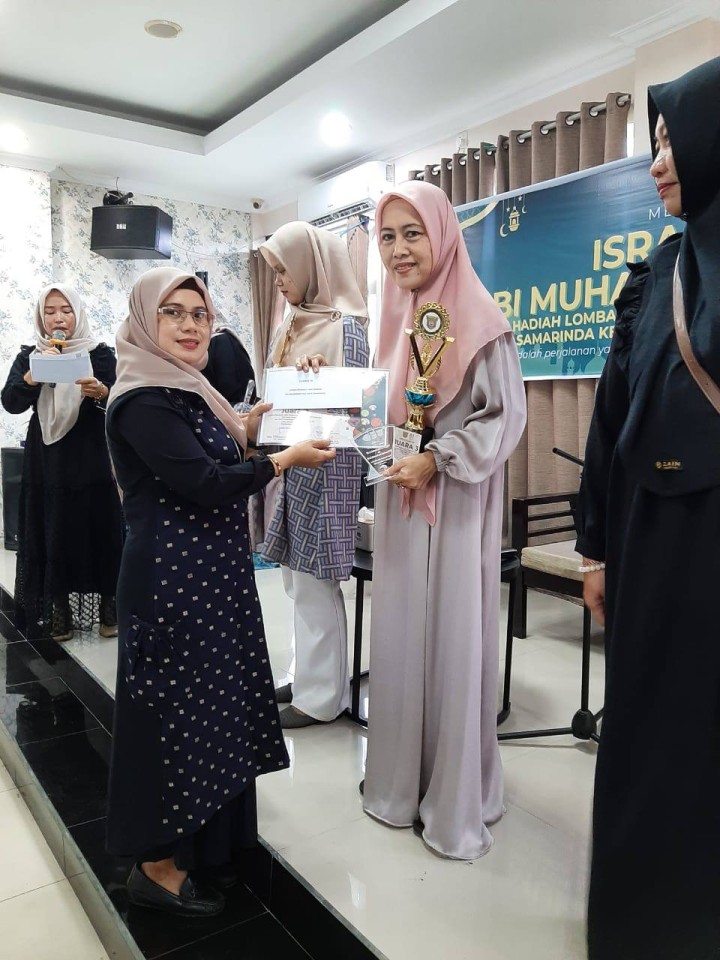 Giat, Jum'at 07 Februari 2025 Menghadiri Isra Miraj Nabi Muhammad Saw 1446 H di Kecamatan Samarinda Utara sekaligus menerima piala lomba membuat nasi goreng dalam rangka HUT Pemkot Samarinda selamat kepada ibu kader yg telah mengikuti di Aula Kecamatan Samarinda Utara dihadiri Kasi Kesra.