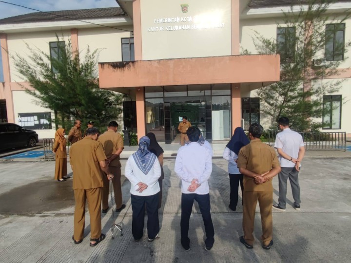 Giat, Senin 10 Februari 2025 Melaksanakan apel Senin pagi di kelurahan sempaja barat dipimpin oleh Seklur.