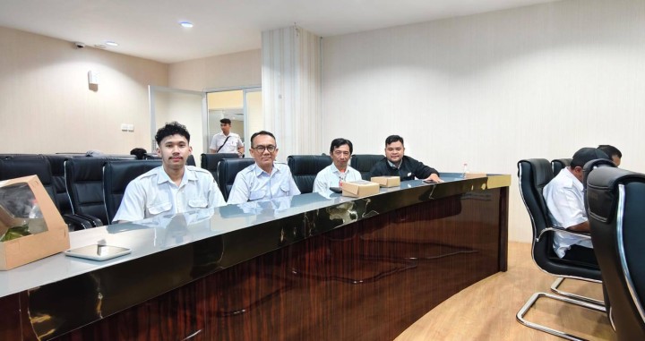 Giat, Rabu 12 Februari 2025 Hari kedua Menghadiri Pelatihan Editing video kreatif dgn Smartphone dilingkungan Kecamatan dan Kelurahan Tahun 2025 di Ruang Pertemuan DPMPTSP Lt 5 dihadiri staf.