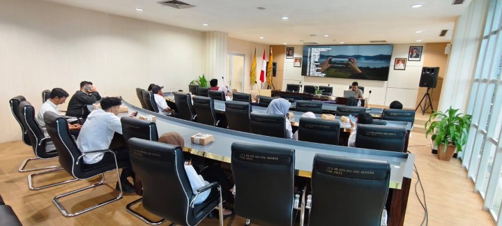 Giat, Rabu 12 Februari 2025 Hari kedua Menghadiri Pelatihan Editing video kreatif dgn Smartphone dilingkungan Kecamatan dan Kelurahan Tahun 2025 di Ruang Pertemuan DPMPTSP Lt 5 dihadiri staf.