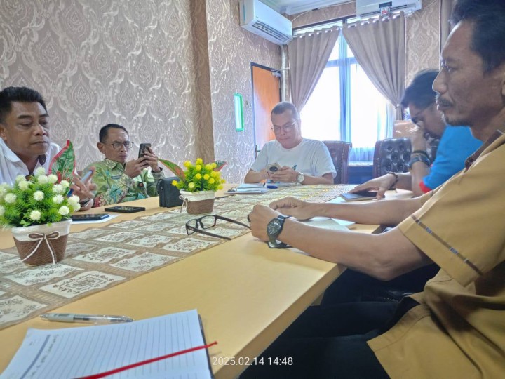 Giat, Jum'at 14 Februari 2025 Menghadiri Rapat Verifikasi Calon Peserta Pekerja Rentan di ruang rapat Mangkupelas Lt 2 dihadiri Kasi Ekbang & Menghadiri Rapat Koordinasi dengan Plt. Camat Samarinda Utara di ruang camat Samarinda Utara dihadiri Sekretaris Lurah.